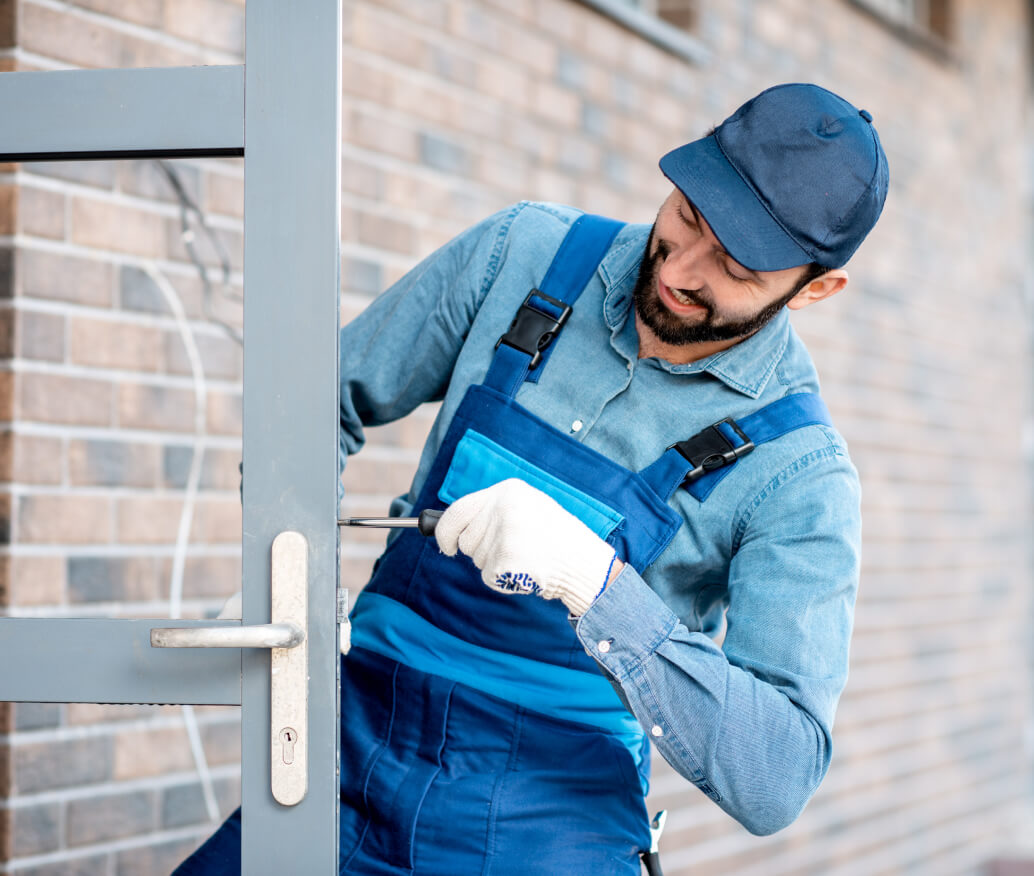 →Mitarbeiter bei der Montage einer Tür